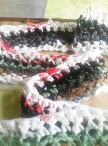 diy plarn rug www.anniesgoathill.com